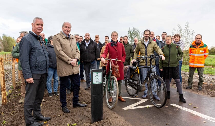 <p>De officiële ingebruikname door onder anderen de wethouders Kees Geldof van IJsselstein en Lot van Hooijdonk van Utrecht, gedeputeerde Arne Schaddelee van de provincie en voorzitter Johan van Everdingen van recreatieschap Stichtse Groenlanden. </p>