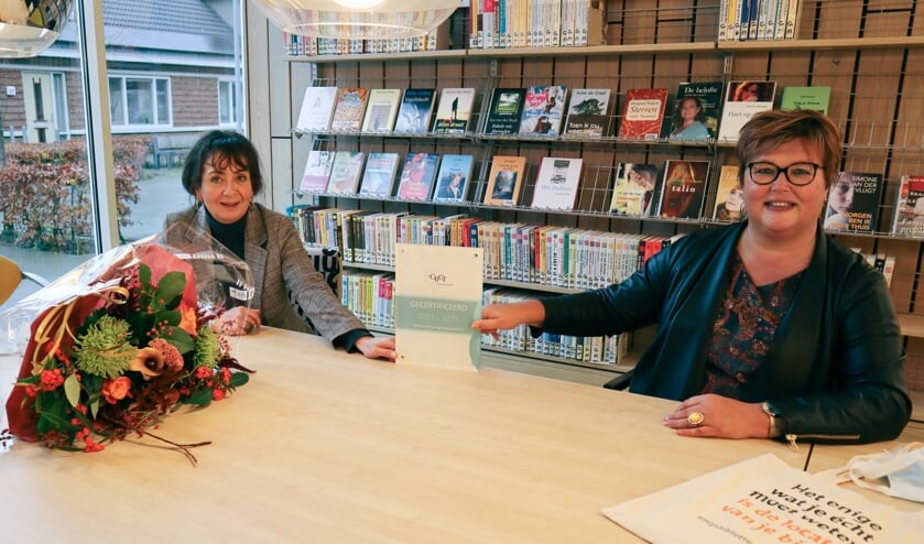 <p>Herma van Dijkhuizen en Lidy Vos vierden de hernieuwde certificering van Bibliotheek Rivierenland in Opheusden.</p>