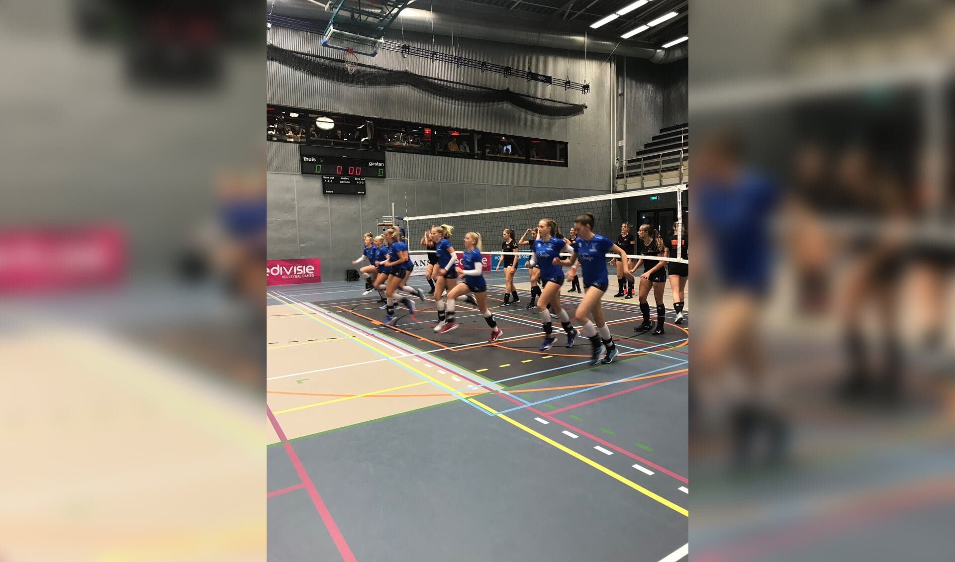 De teams van Voltena en Utrecht tijdens de warming-up. 