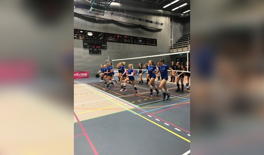 De teams van Voltena en Utrecht tijdens de warming-up.