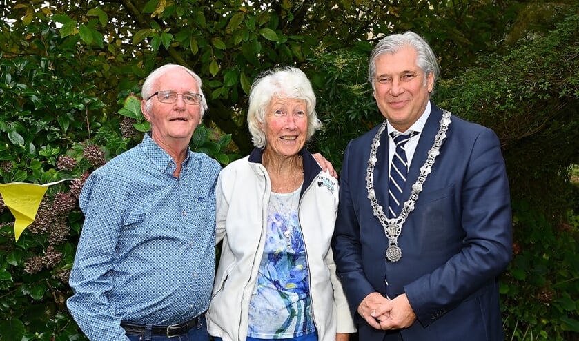 • Felicitaties van burgemeester Oskam voor het echtpaar Van Wingerden.