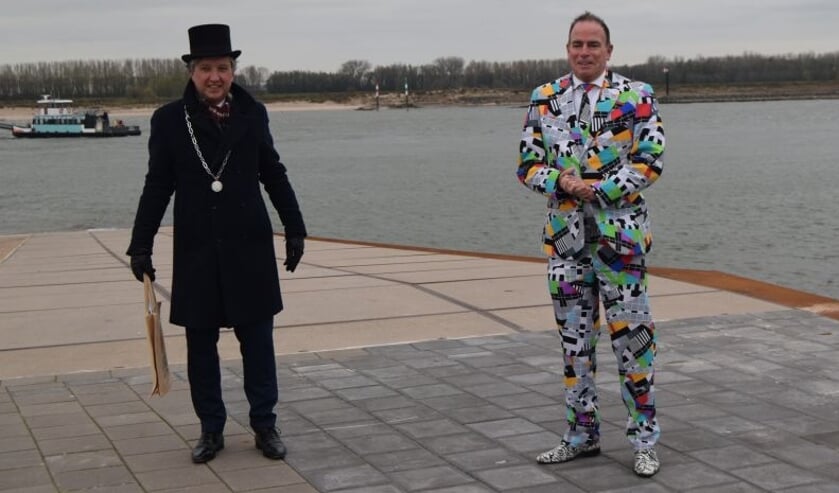 <p>Burgemeester Hans Beenakker en presentator Cees van der Meer zijn hélemaal klaar voor de intocht van Sinterklaas.</p>