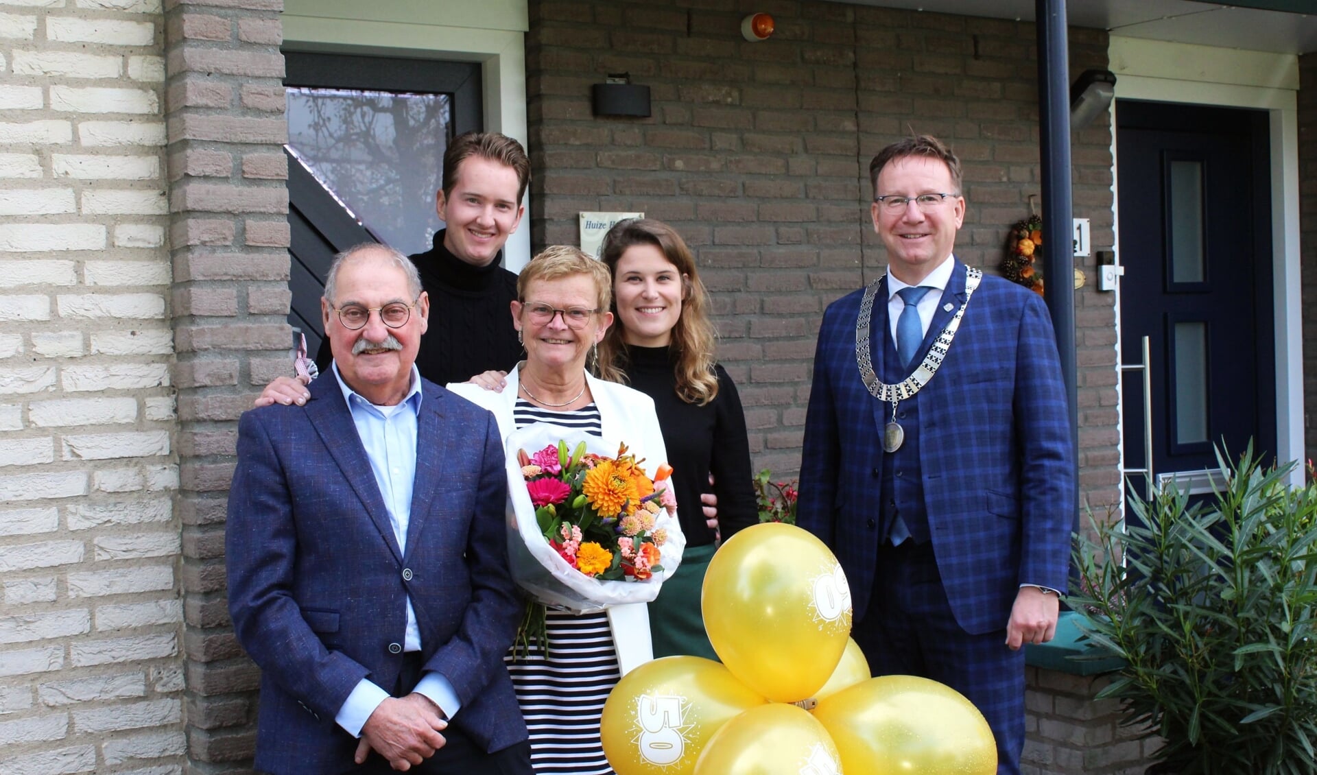 De familie Hartings met burgemeester Van Domburg.