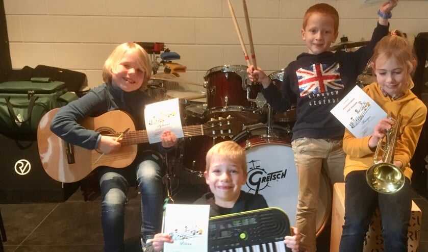 V.l.n.r. Sybrand, Silvan, Olaf en Anique met hun certificaat