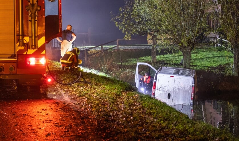 • Duikers van de brandweer zochten rond het te water geraakte busje, om er zeker van te zijn dat er niemand aanwezig was.