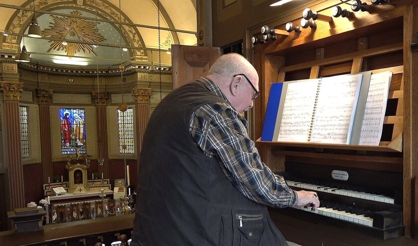Organist Frans Kievith al zestig jaar actief op zijn geliefde orgel.