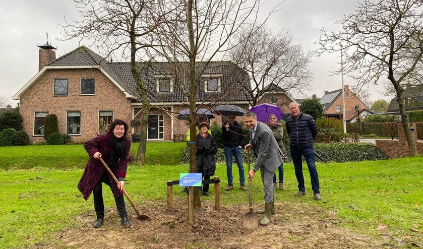 <p>• Raadslid Anne-Wil Maris en wethouder Roland van Vugt planten samen een Boom van Hoop in Sleeuwijk.</p>  