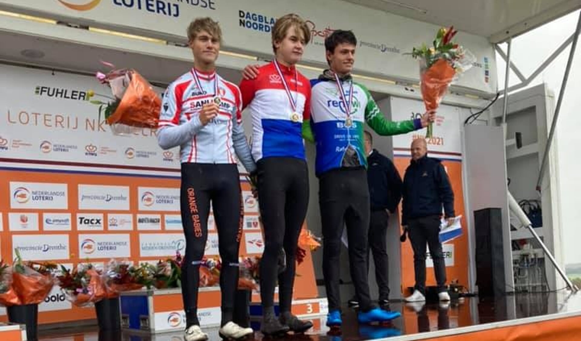 • Lucas Janssen (links) werd tweede tijdens het NK wielrennen voor junioren.