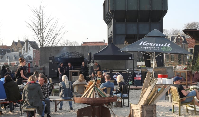 <p>bbq bij strandpaviljoen de Vrijheid op GOUDasfalt</p>