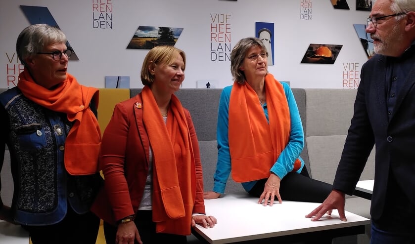 <p>• Soroptimisten voorzitter Resie Meisters (m) in gesprek met wethouder Cees Taal.</p>