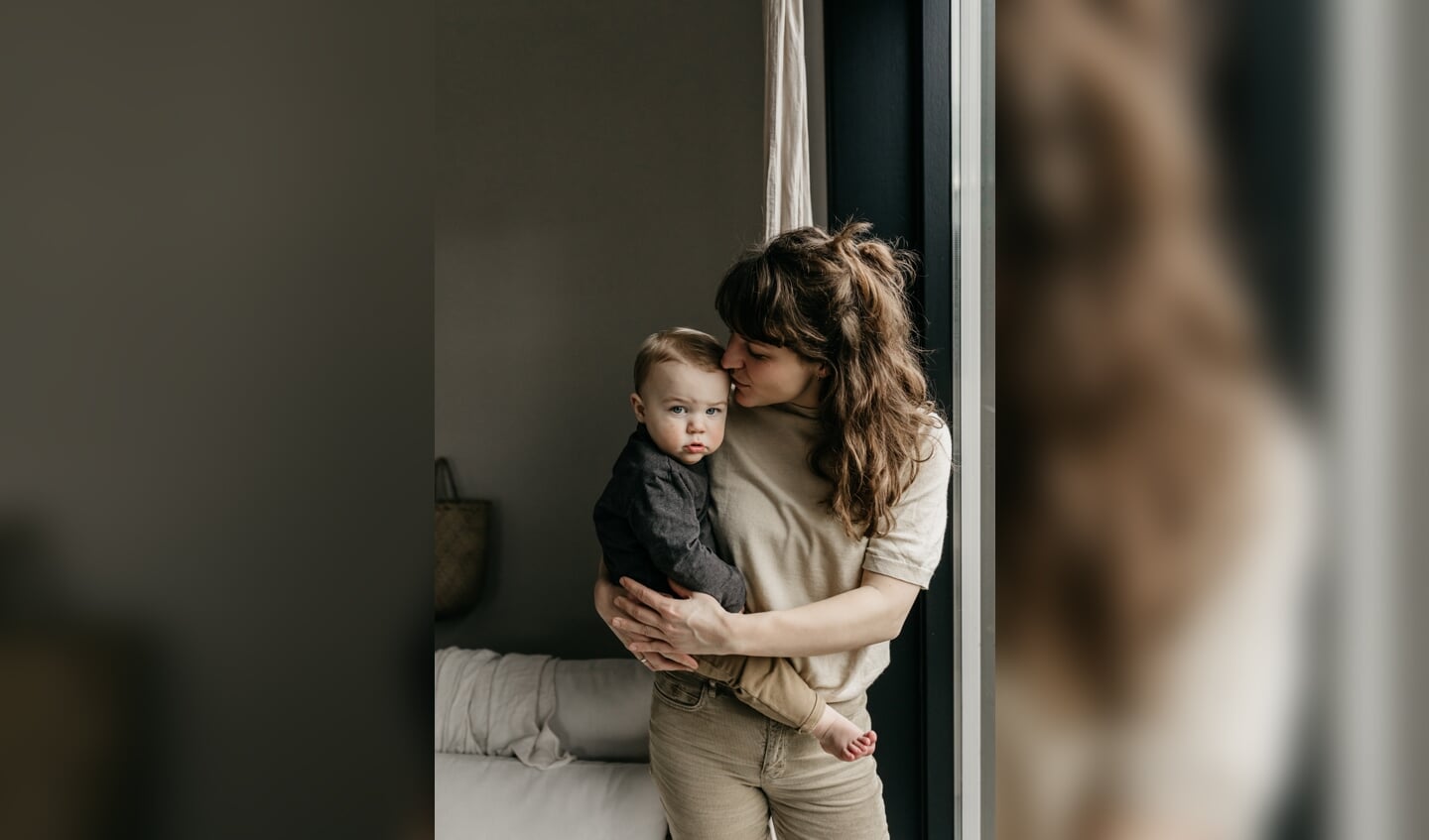 • Anne Marije en haar zoontje James, die tijdens het schrijven van haar boek vaak op schoot zat.