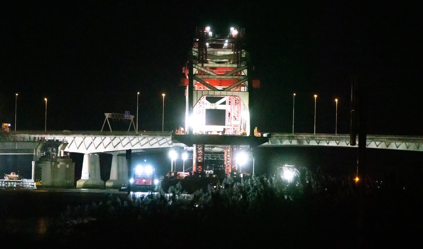 Verwijdering en afvaart boogbrug over de Lek bij Vianen