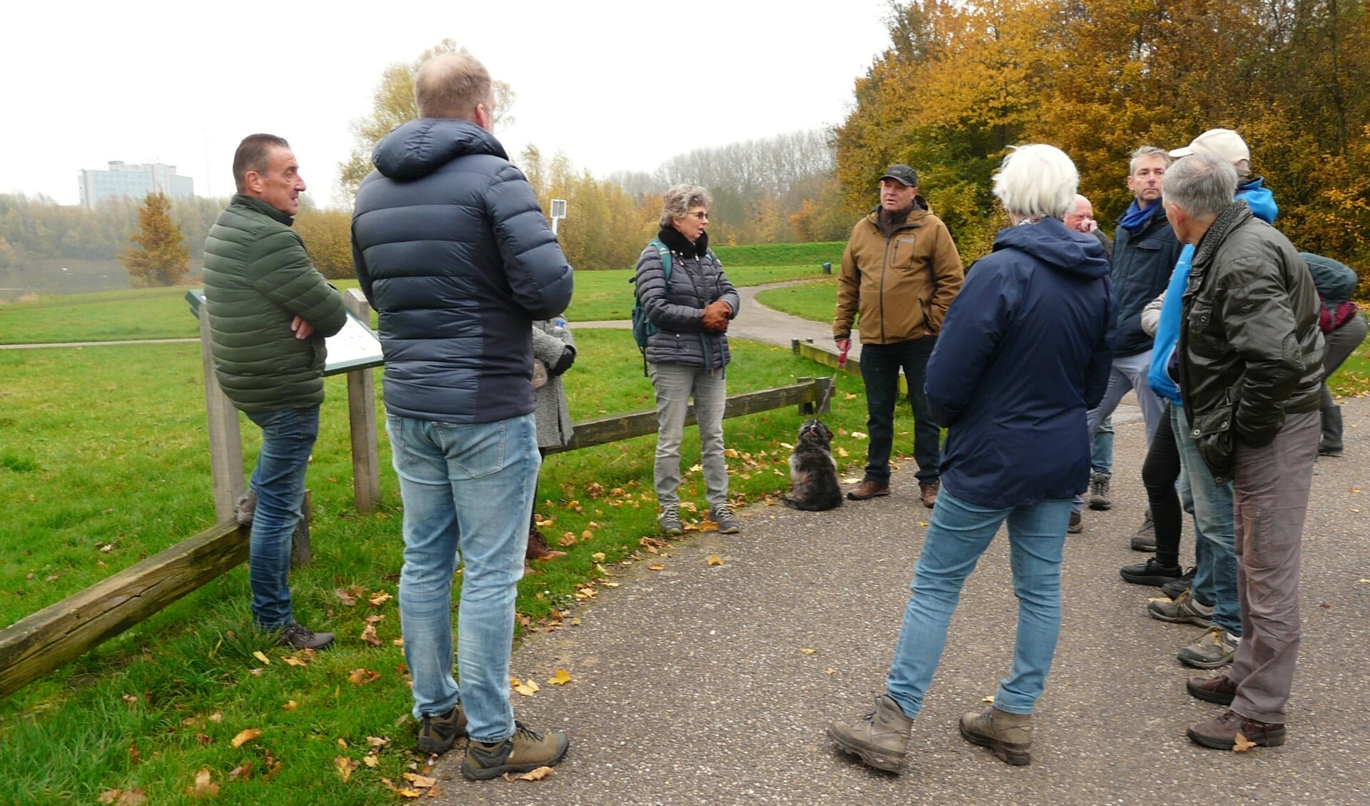 De groep wandelaars deelt ideeën met elkaar over recreatiemogelijkheden bij de Nedereindse Plas.