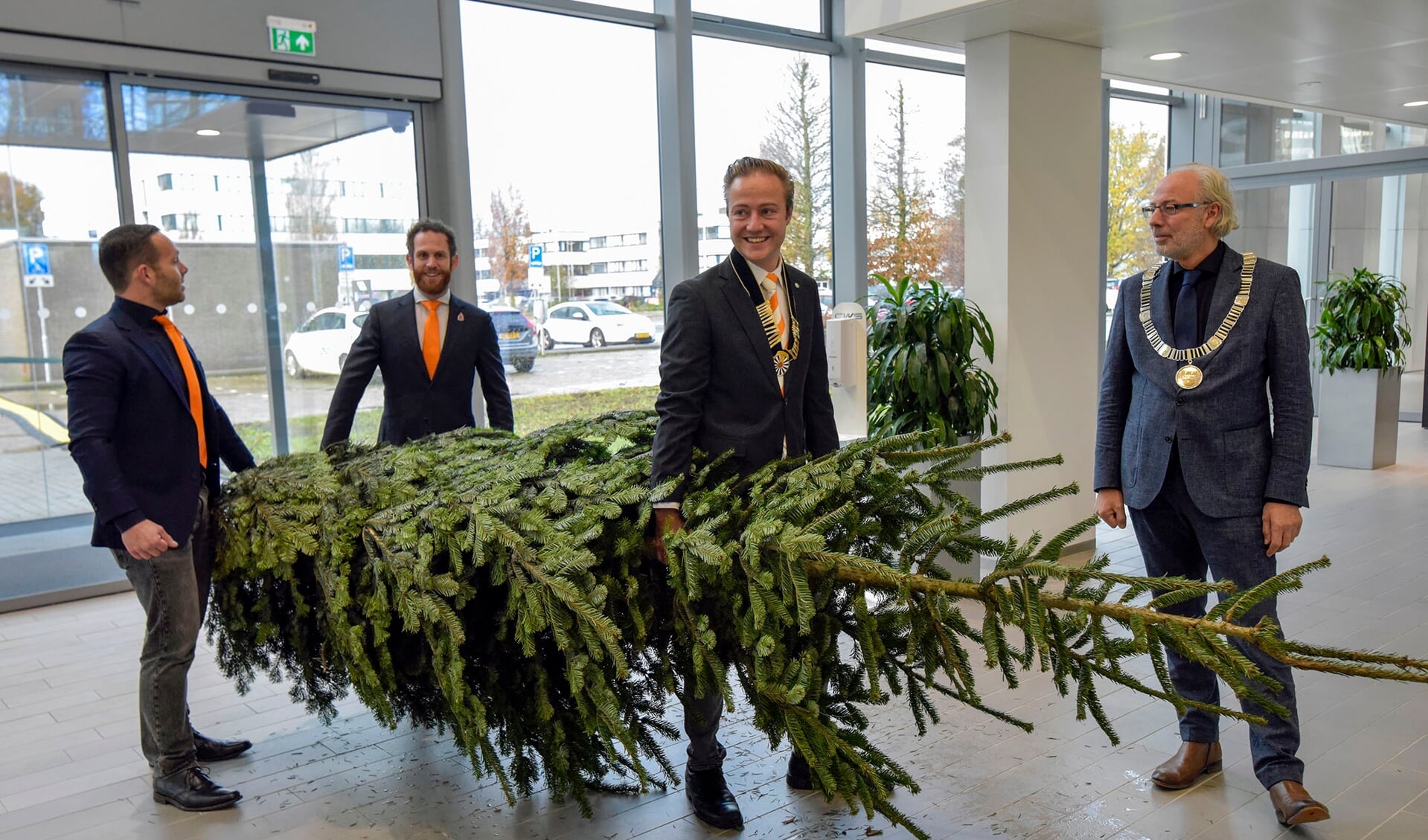 • Leden van Tafelronde 185 Woerden bieden burgemeester Victor Molkenboer kerstbomen aan.