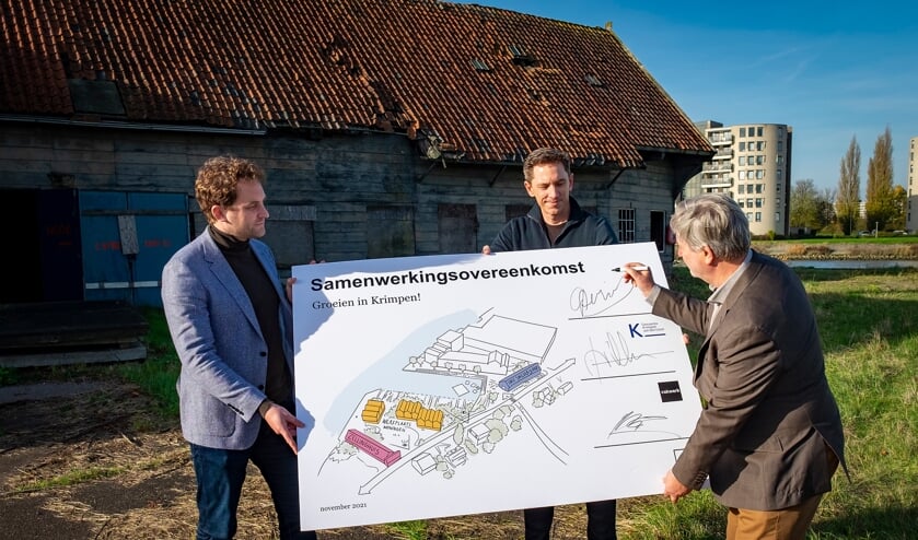 Van rechts naar links: Wethouder Coen Derickx, Francesco Veenstra van Vakwerk Vastgoed B.V. en Gijs Schuurhuis van COUP B.V..