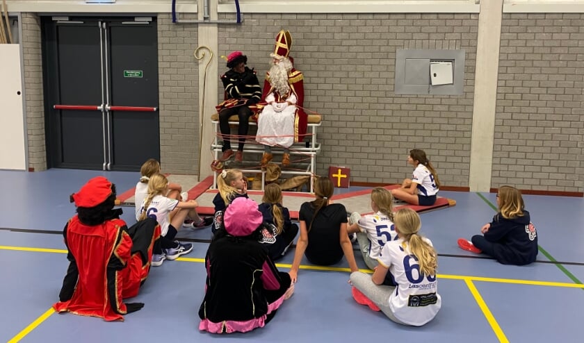 <p>&bull; De kinderen luisteren vol spanning naar wat er van hen verwacht wordt om Sint en Piet te bevrijden.</p>  