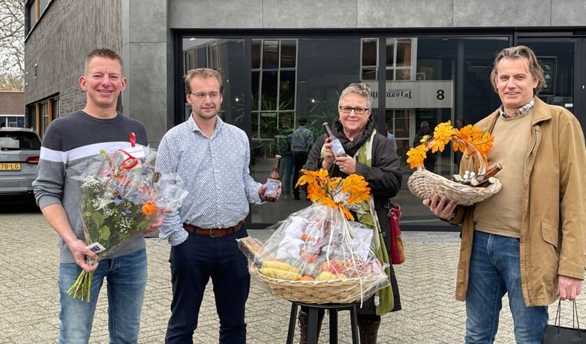 <p>Een bedankje van Ria en Marco (rechts) voor de mannen van Terberg Totaal Installaties.</p>