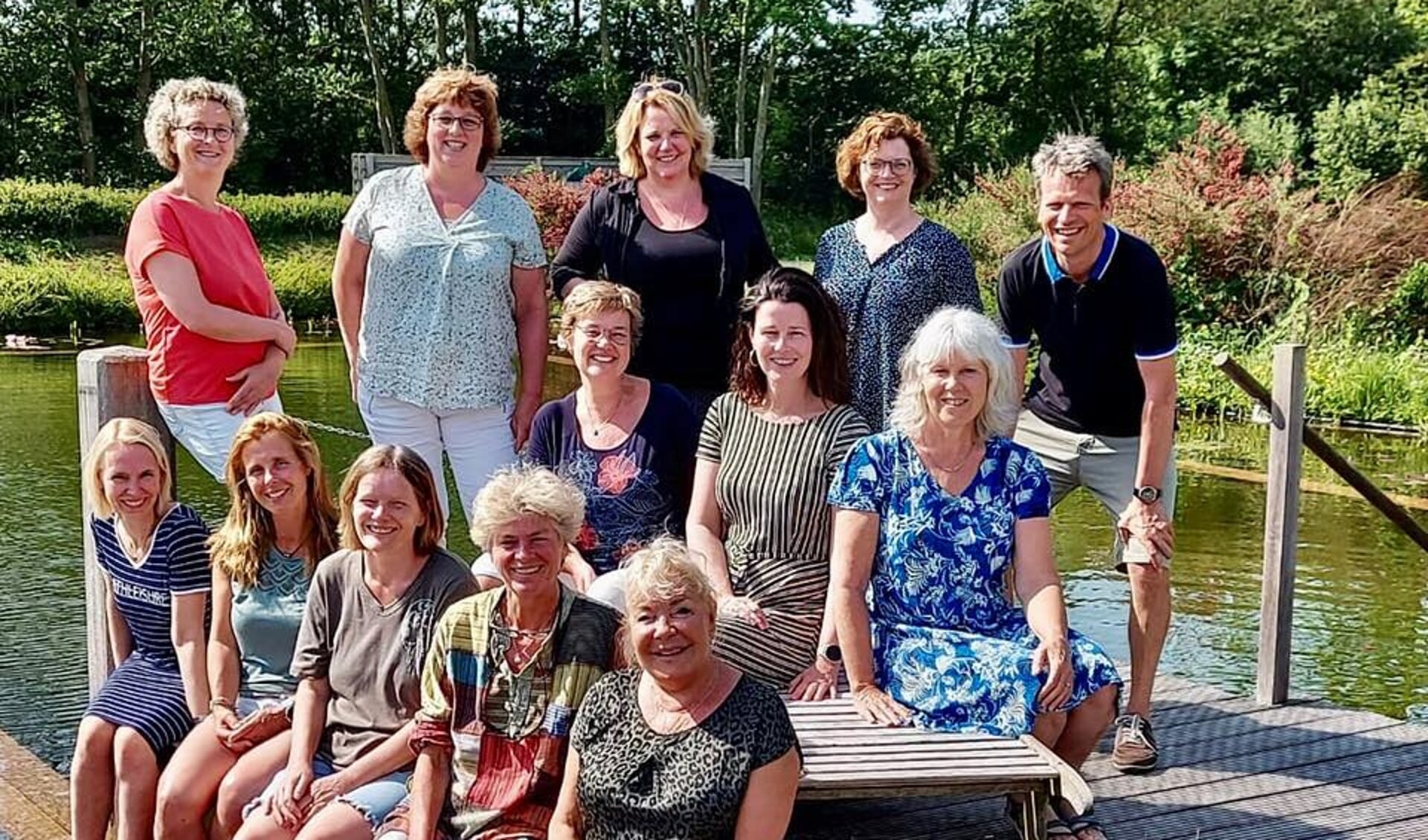 Groepsfoto van de schrijvers van de bundel 'De Wadden in vogelvlucht'.