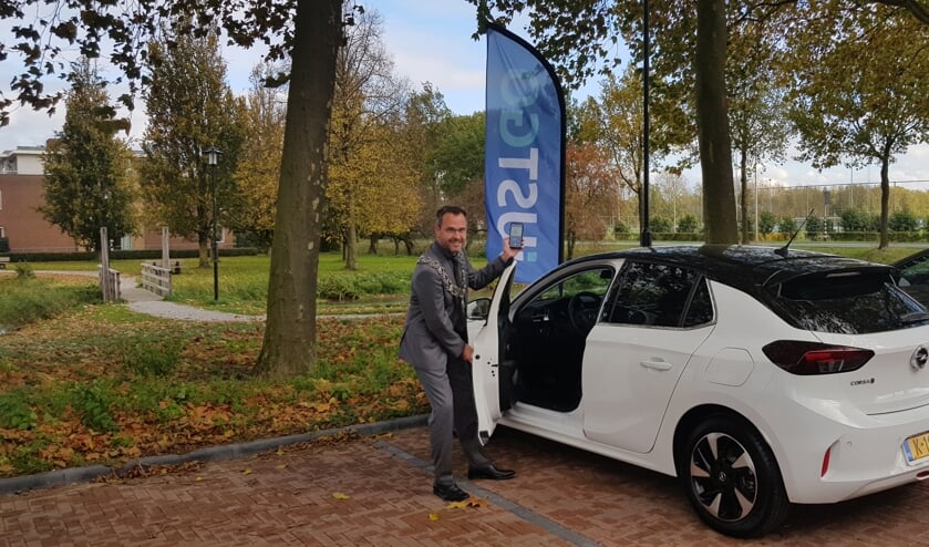 <p>Burgemeester Laurens de Graaf opent de auto met een enkele swipe in de reserveringsapp.</p>