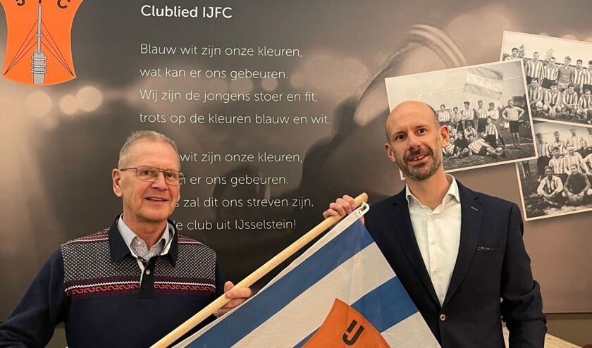 <p>Een symbolische overdracht van het voorzitterschap van Johan Boer (links) naar Remco Bloemheuvel.</p>