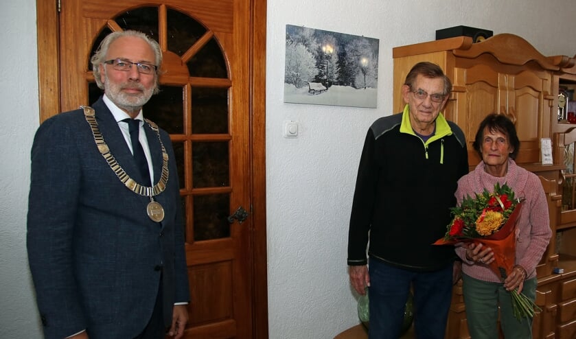 • Burgemeester Molkenboer ging op de koffie bij het briljanten bruidspaar.