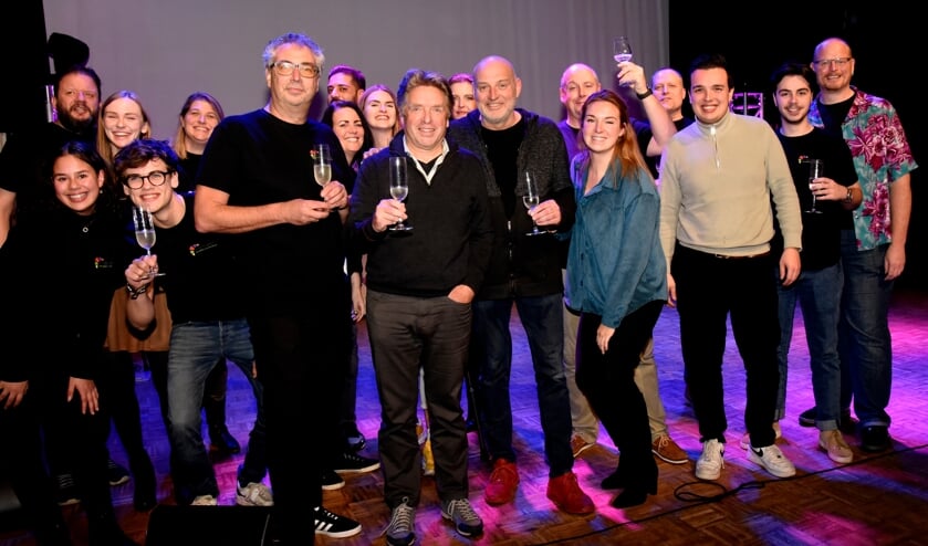 <p>John de Heij, Niek van der Sprong , Ruud Bakker en de cast toosten op de kick-off</p>