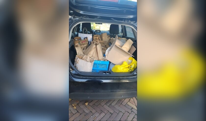 • De eerste kofferbak vol met spullen voor het Leger des Heils.