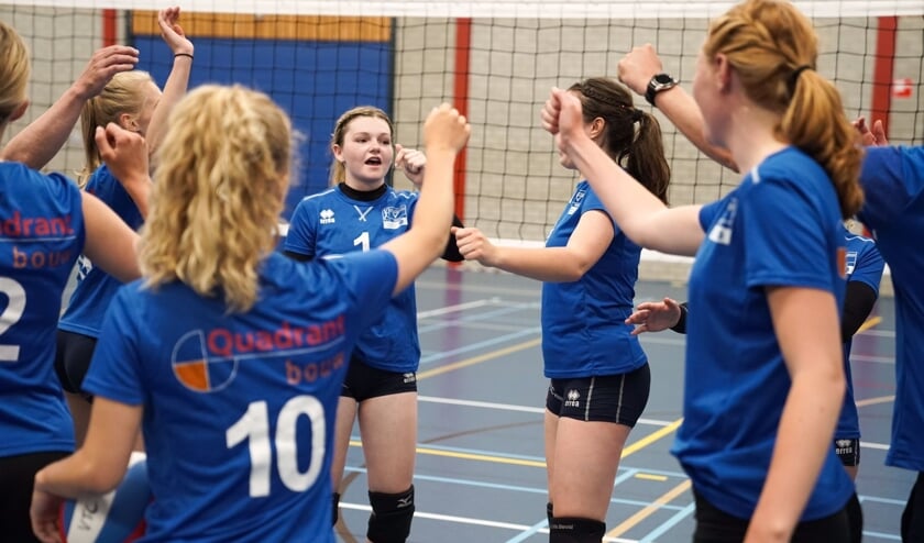 <p>• De dames van VTC Woerden peppen elkaar op na een score.</p>