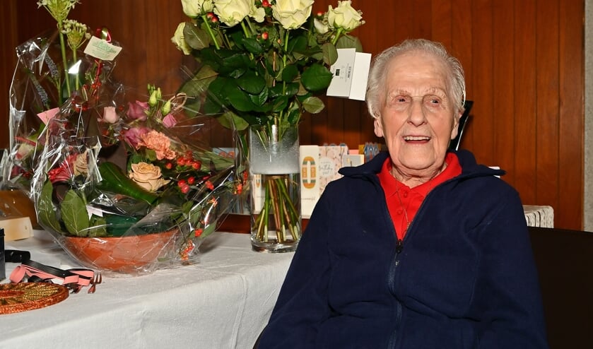 • Mevrouw Geertruida Kempers werd op 9 november 100 jaar.