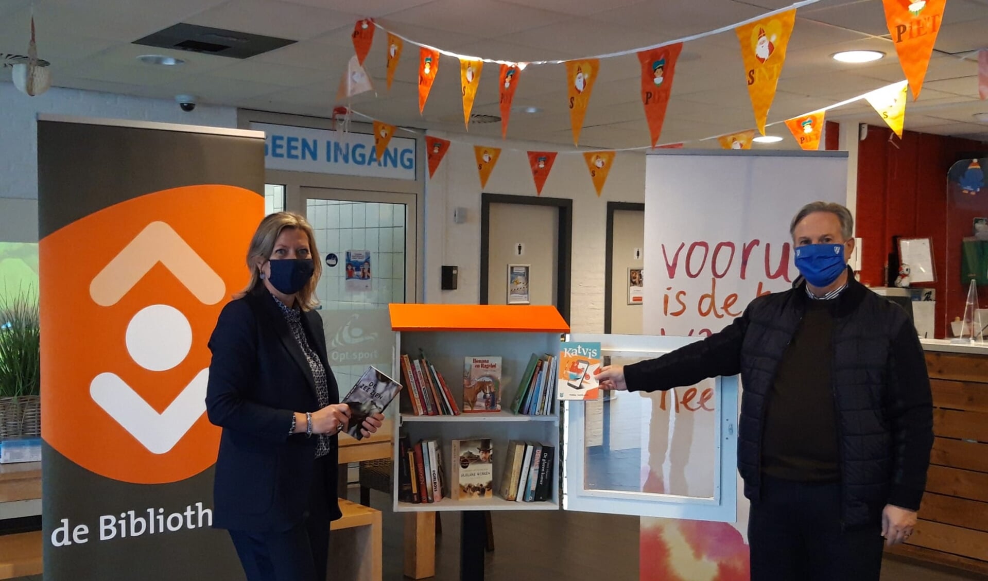  Dionne Dinkhuijsen, directeur Bibliotheek aan den IJssel en wethouder Coen Derickx bij de minibibliotheek.