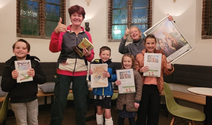 <p>• De winnaars van de Snertmiddag Quiz gingen met Tosca Menten op de foto. </p>