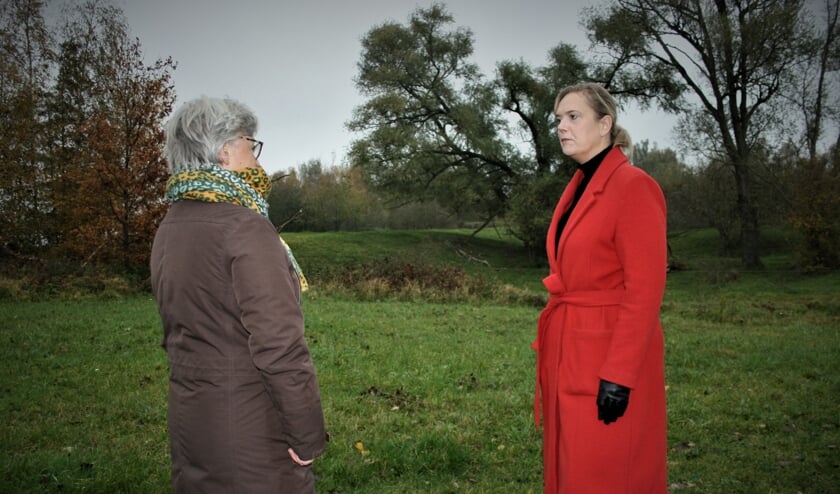 <p>• Els Schipper (links) en Birgit Ruiter zijn fel tegen de plannen voor het terrein van De Anker.</p>