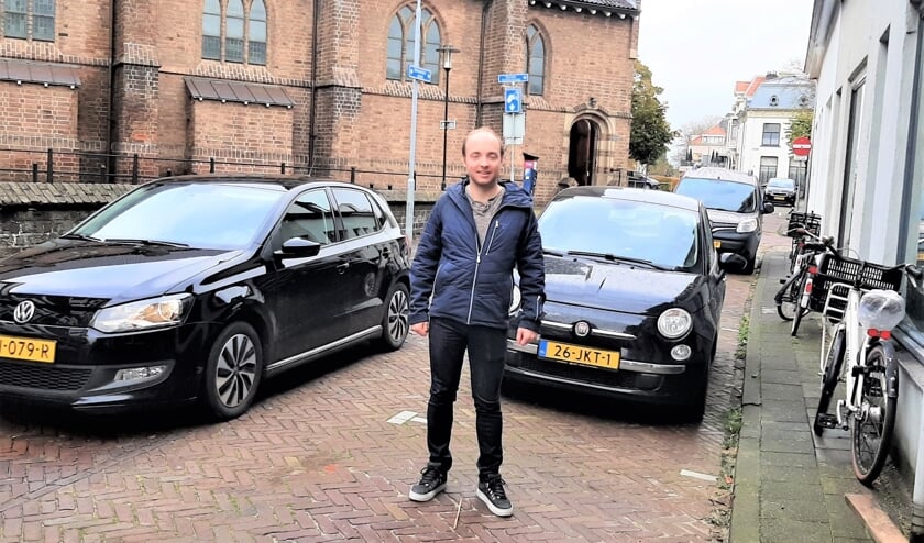 <p>• Matthijs Kastelijns voor zijn huis aan de drukke Binnenmolenstraat in Tiel.</p>