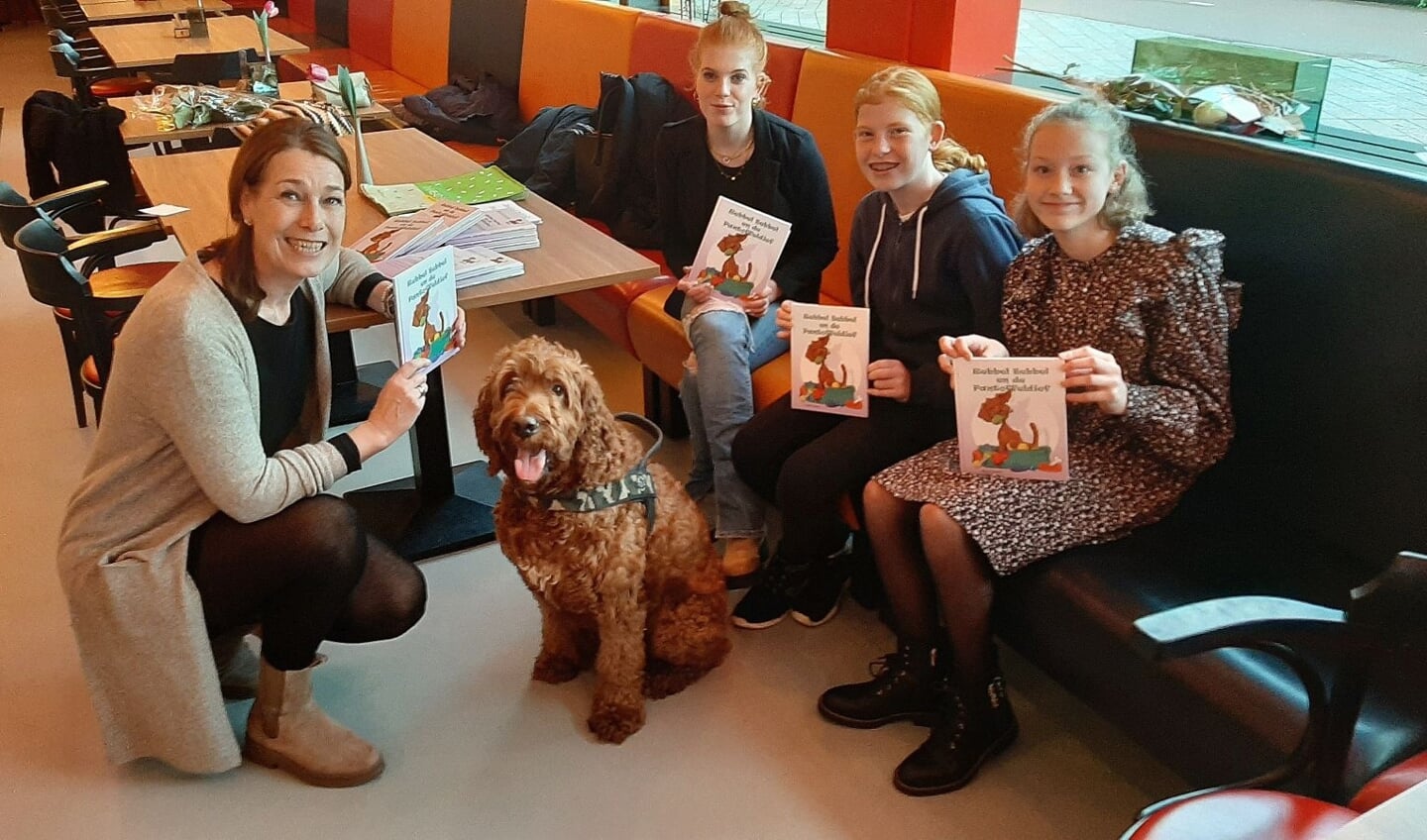 Mariska Kooijman met hond Rebbel Bebbel en gasten.