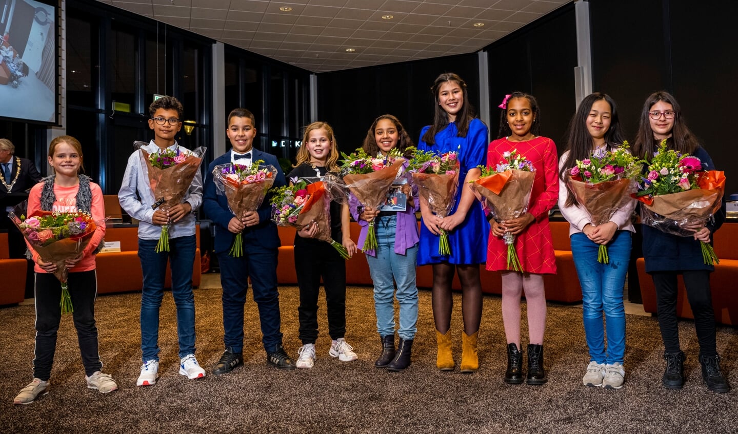 • Het kersverse Kindercollege ontvangt felicitaties en bloemen.