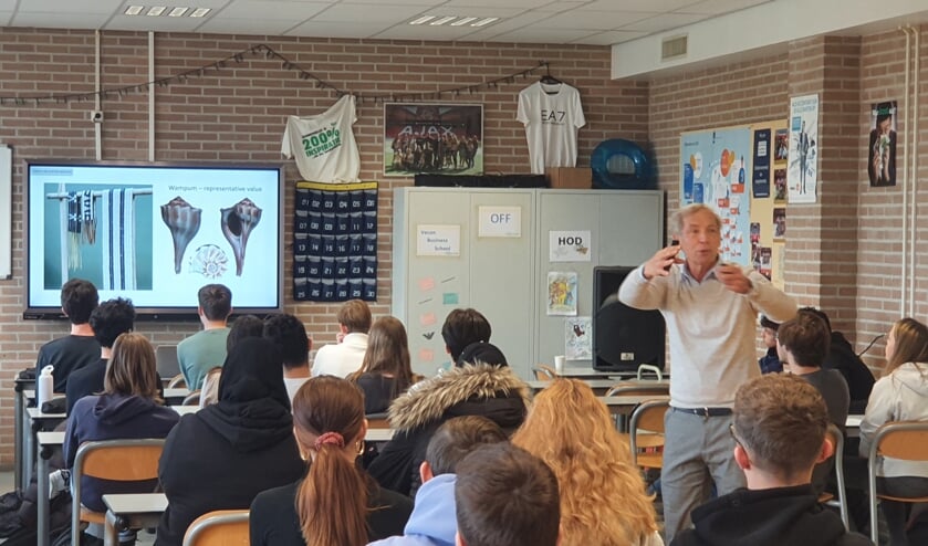 <p>Gabe Marino, Amerikaans financieel expert en historicus, nam zijn publiek mee in een bevlogen presentatie.</p>