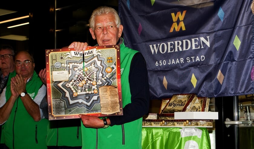 <p>• Hans Papeveld toont het spel 'Wyrda' tijdens de presentatie eind oktober. </p>