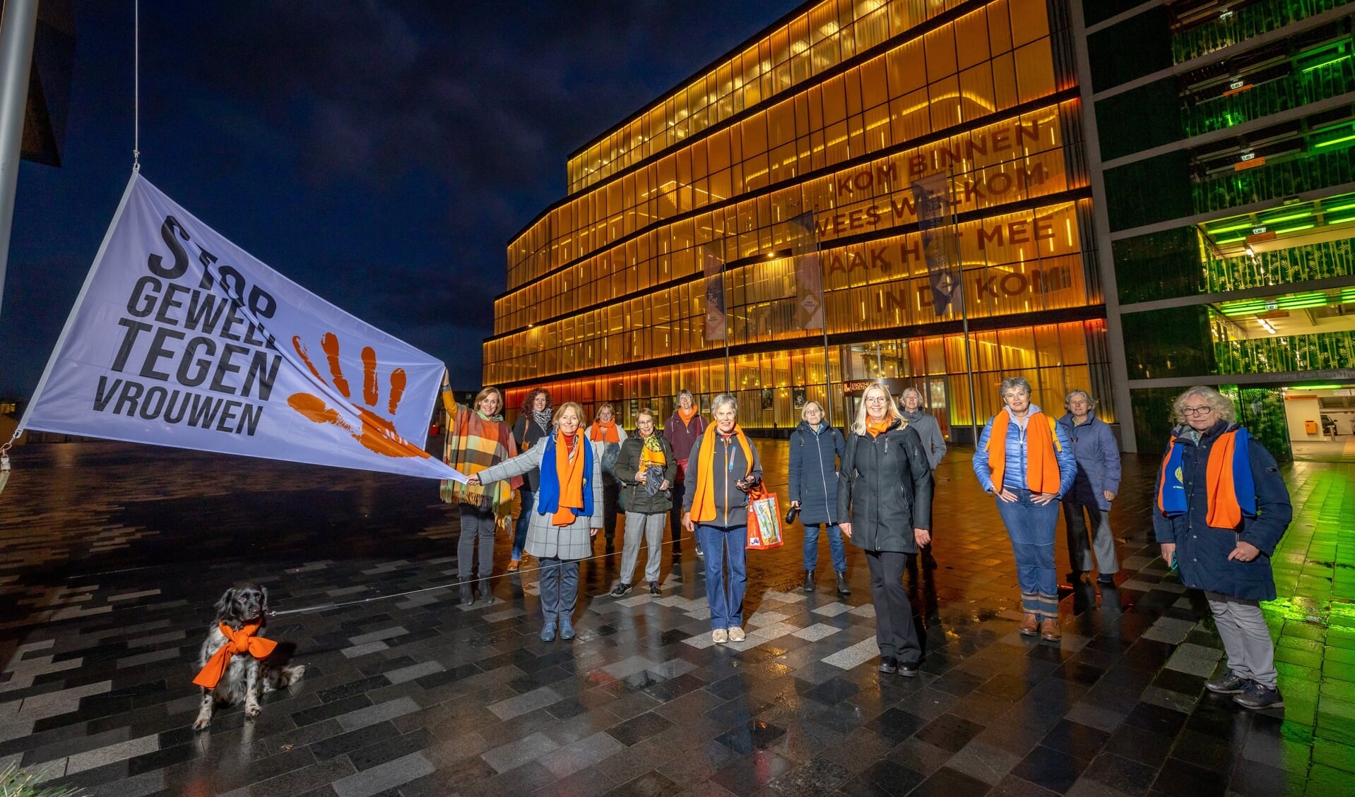 Nieuwegeinse wethouders hijsen de vlag tijdens 'Orange the World' in 2021.