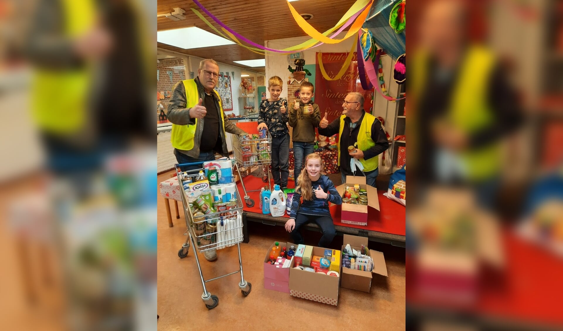 Voedselbank Vianen haalt producten op bij de regenboogschool in Everdingen