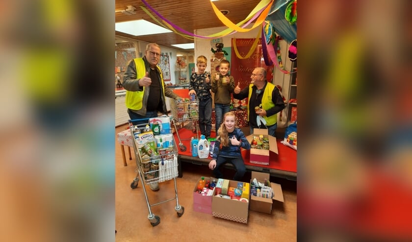 Voedselbank Vianen haalt producten op bij de regenboogschool in Everdingen  