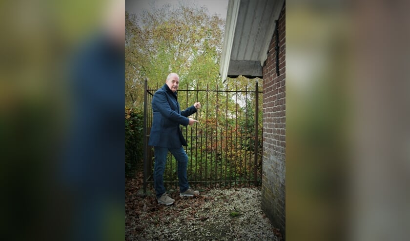 <p>Richard van de Velde wijst op de oude begraafplaats in Maurik naar het verwaarloosde, geheel overwoekerde graf van Engelbertha.</p>
