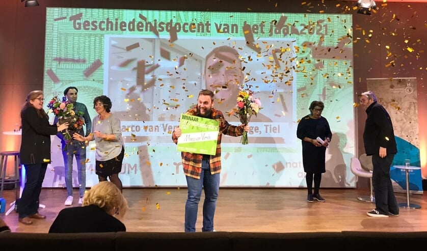 <p>Marco van Vemde is dé grote winnaar. Rechts staan Noraly Beyer en Maarten van Rossem.</p>