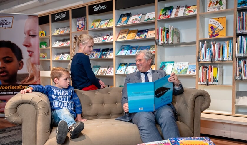 <p>• Burgemeester Oskam leest voor in de Capelse Bibliotheek</p>  