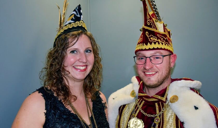 <p>Prinses Karin La Tigresse Tropicale van Les Femmes des Coeurs en Prins Wesley Le Pêcheur van Les Boutonniers zien het carnaval in Knopengein met vertrouwen tegemoet.</p>