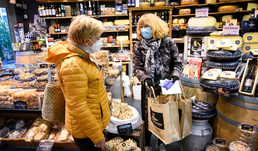 • Wethouder Corine Verver deelt de cadeuapakketten uit aan de vrijwilligers.