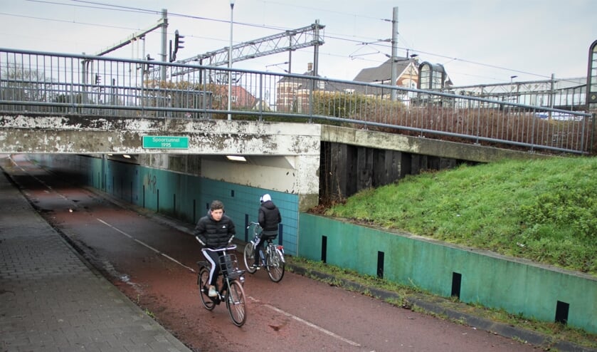 • Fietstunnel bij het station.