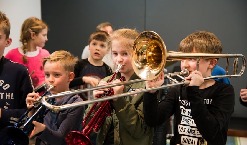 <p>• Leerlingen spelen op een blaasinstrument tijdens een muziekles in Het Klooster.</p>