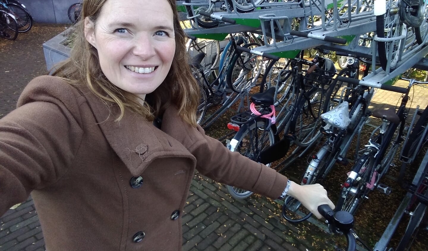 • Selfie bij een fietsenstalling.