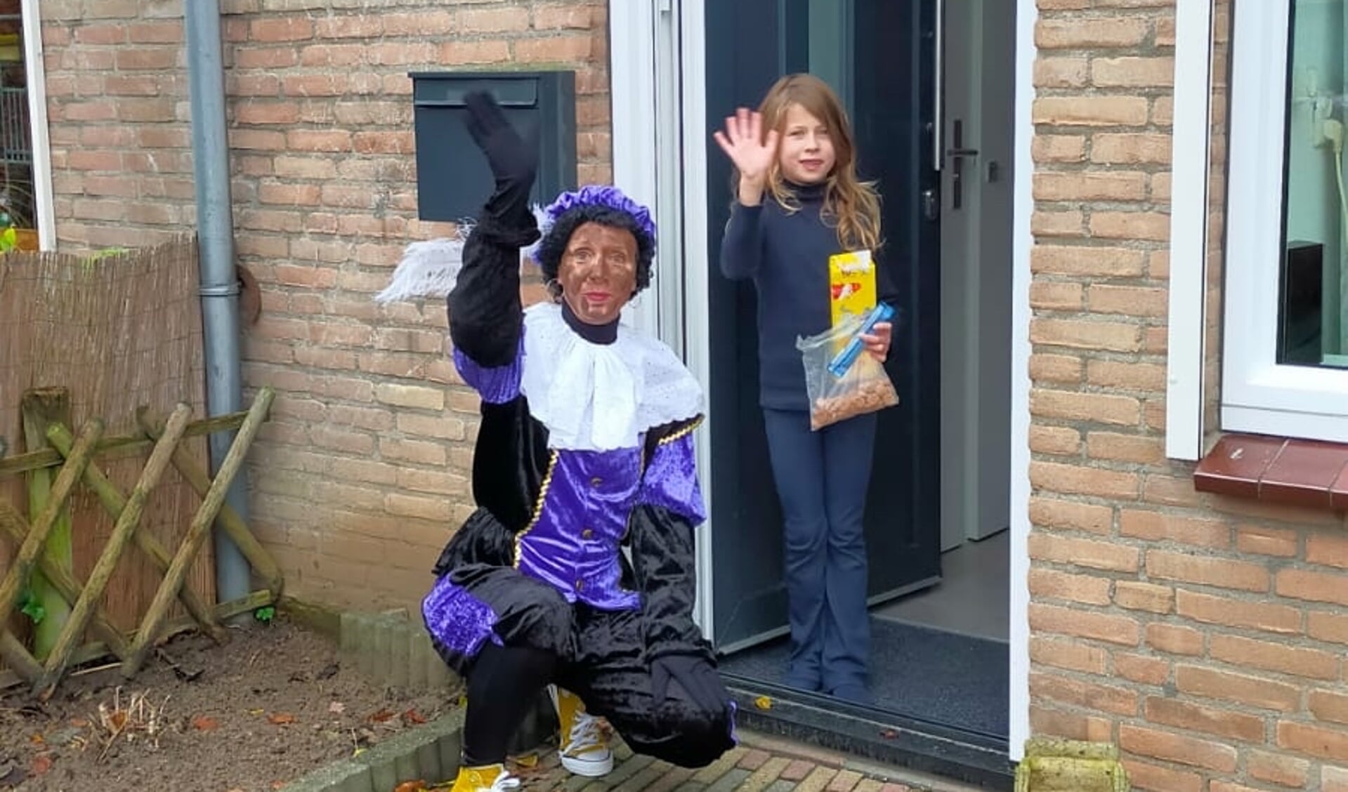 Een Piet bezoekt een leerling die niet bij de Sinterklaasviering op school kan zijn.