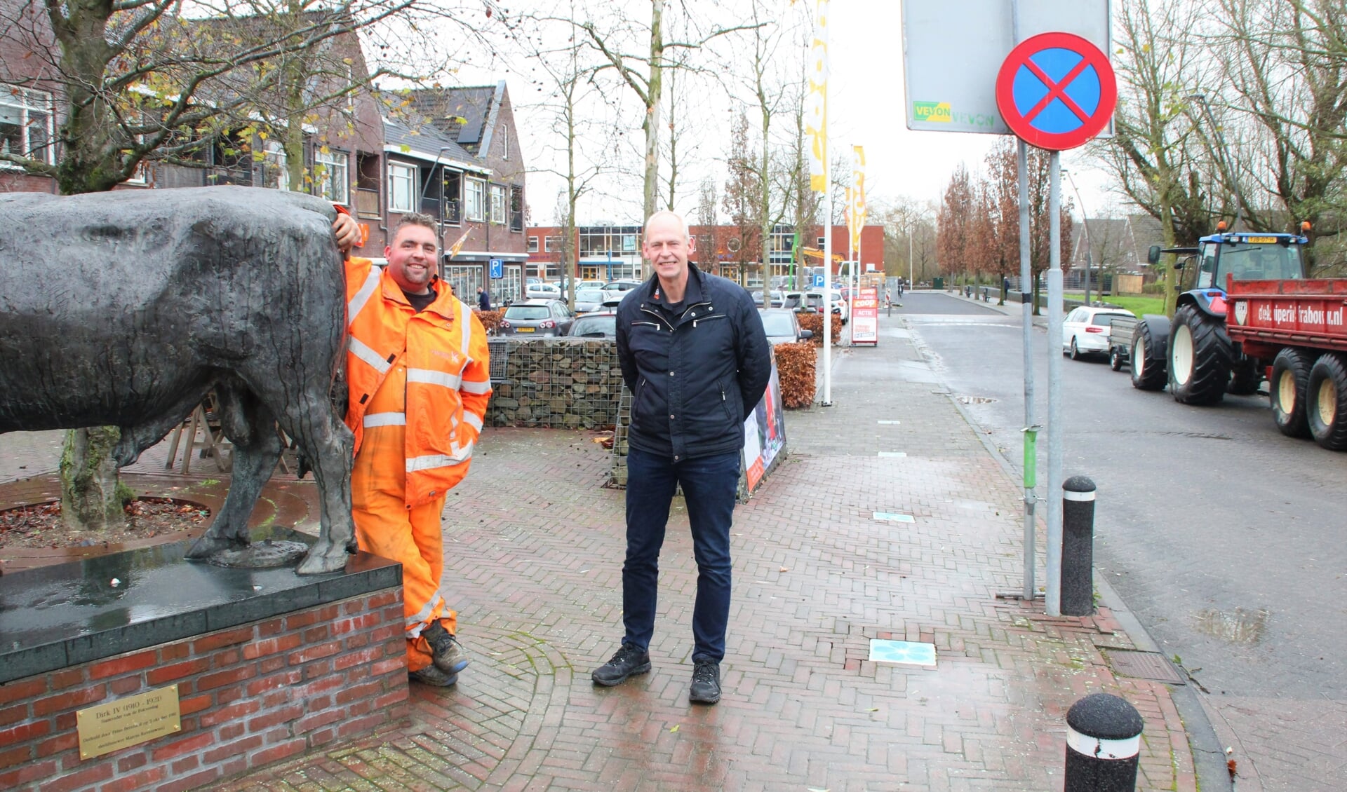 • Martin Korteland met Nico Grootendorst van De Kuiper bij het Dirk IV-plein in Hoornaar.